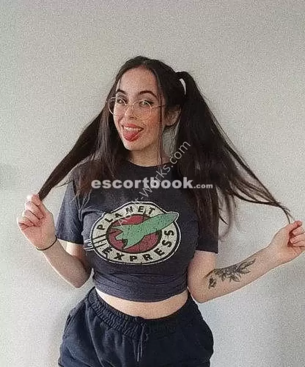 Mistress Zea, Kaukasisch