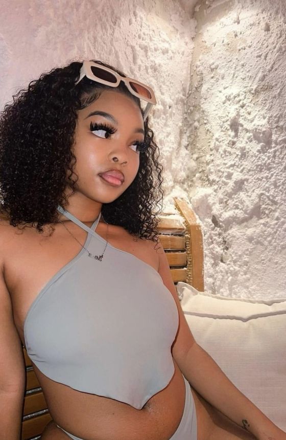 Lora, Ebony